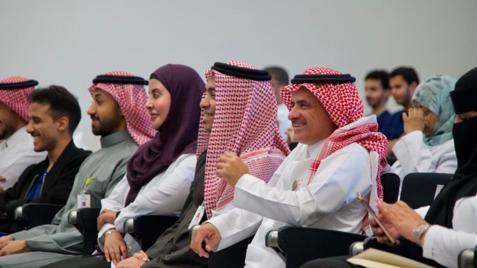 حضور يستمعون باهتمام خلال إحدى فعاليات الأكاديمية الطلابية